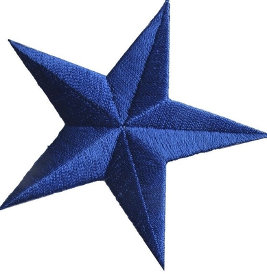 3つは青い刺繍された星アップリケ パッチのあや織りの背景の鉄を修繕する