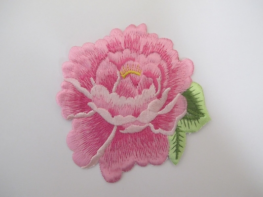 刺繍パッチのピンクのローズの草本のシャクヤクの花の注文のサイズの鉄