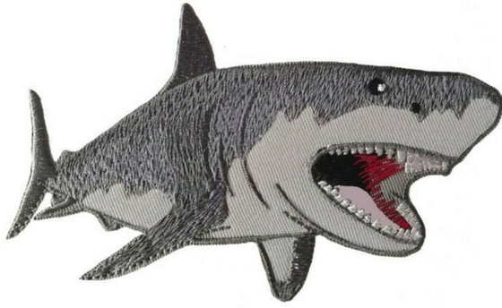グレイト・ホワイトの鮫はアップリケのあや織りの生地の背景のパッチの鉄を刺繍した