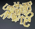 金で刺繍された手紙のアップリケは切られたボーダーによって刺繍されるアルファベット パッチを熱する