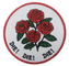 ロゴの赤いバラの衣類のための円形の刺繍パッチをカスタム設計しなさい