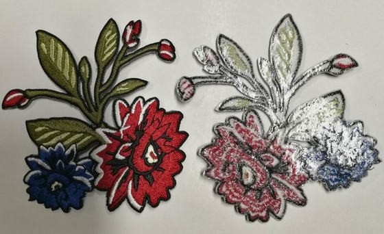 2Pcs/衣服のための刺繍の花のMerrowedのボーダーの組の白いバラの鉄