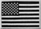 戦術的な米国旗は軍の鉄が白く及び黒い紋章で-縫うパッチ米国米国を刺繍した