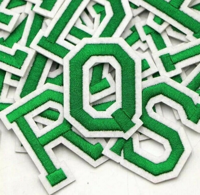深緑色の刺繍された手紙は衣服のためのアルファベットで鉄を縫う修繕する